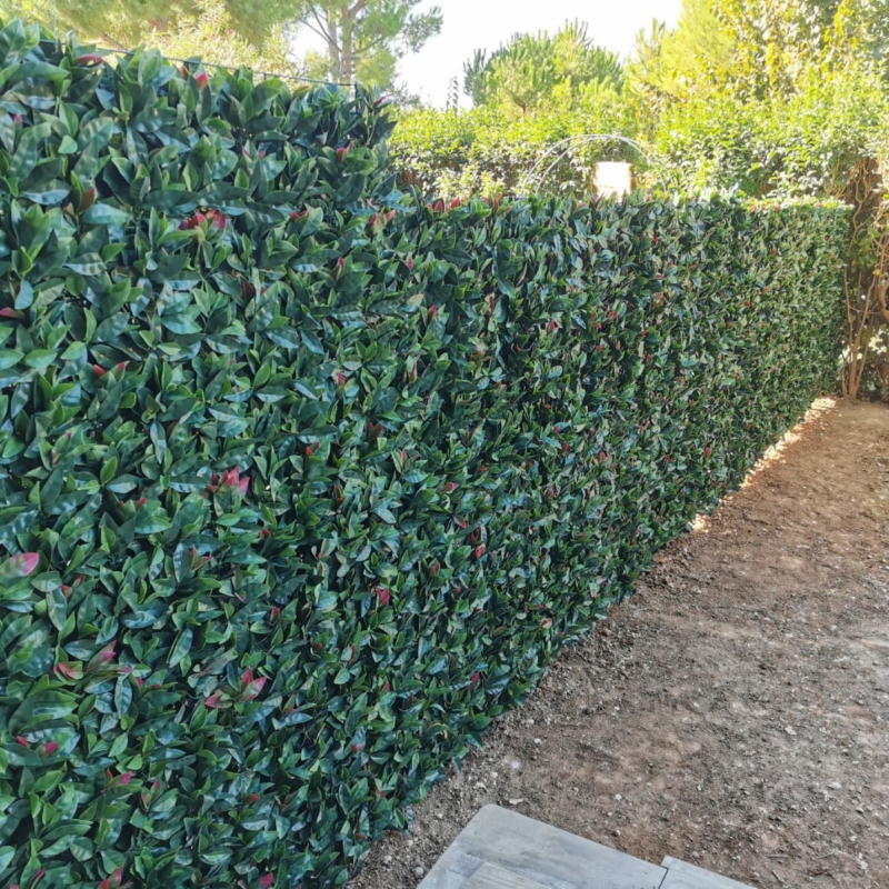 Habillage d’une clôture à Cannes avec notre Feuillage Artificiel Photinia.